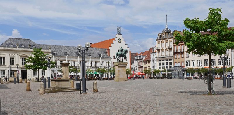 Der Rathausplatz in Landau in der Pfalz