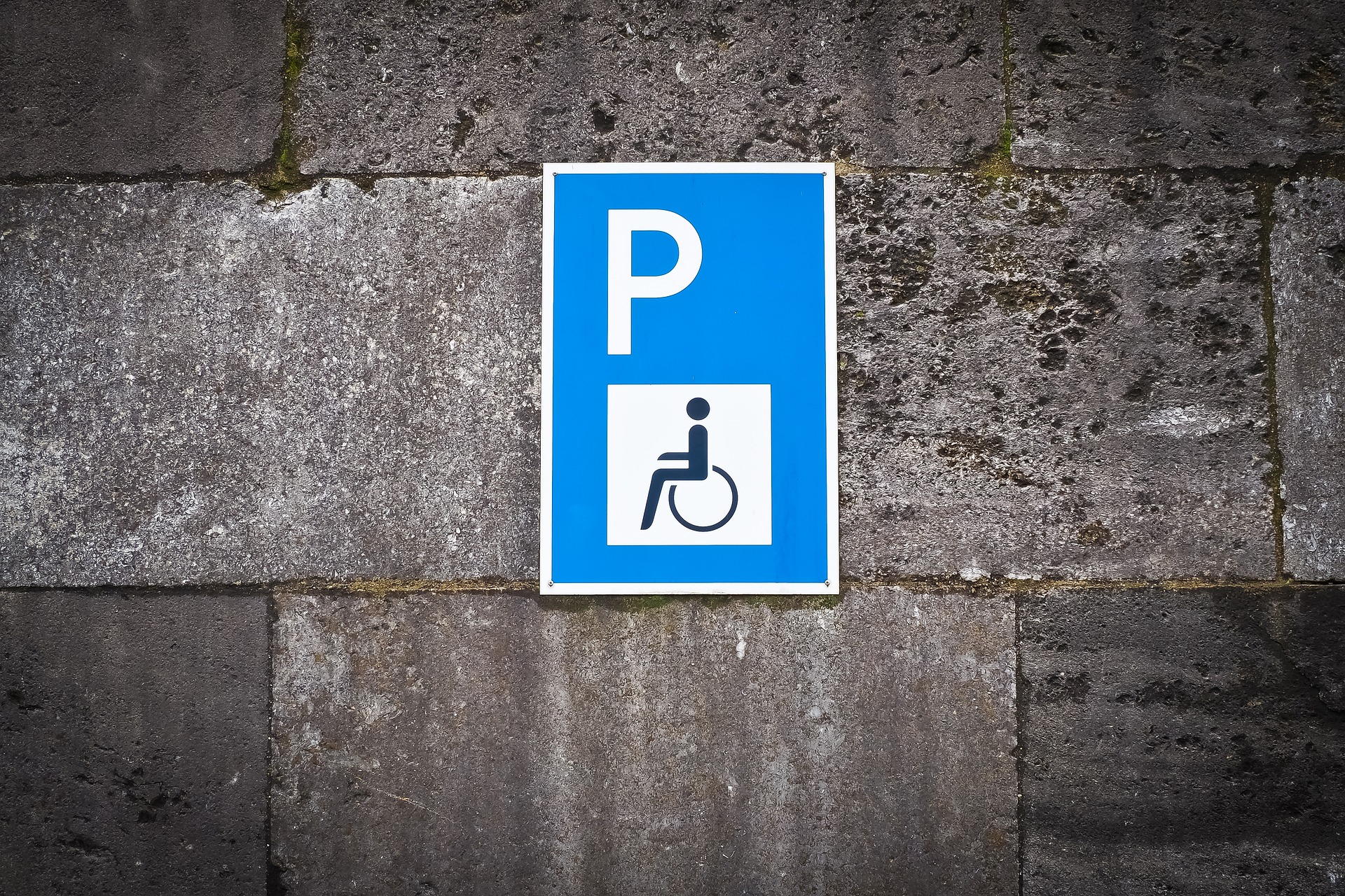 Ein Schild weist einen Behindertenparkplatz aus